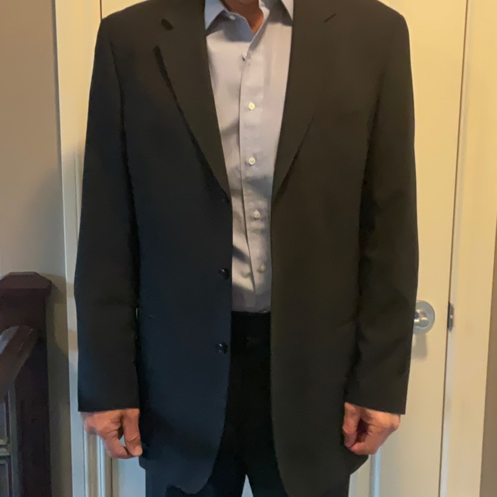 Hugo Boss Black Suit with Structured Silhouette and Notch Lapel